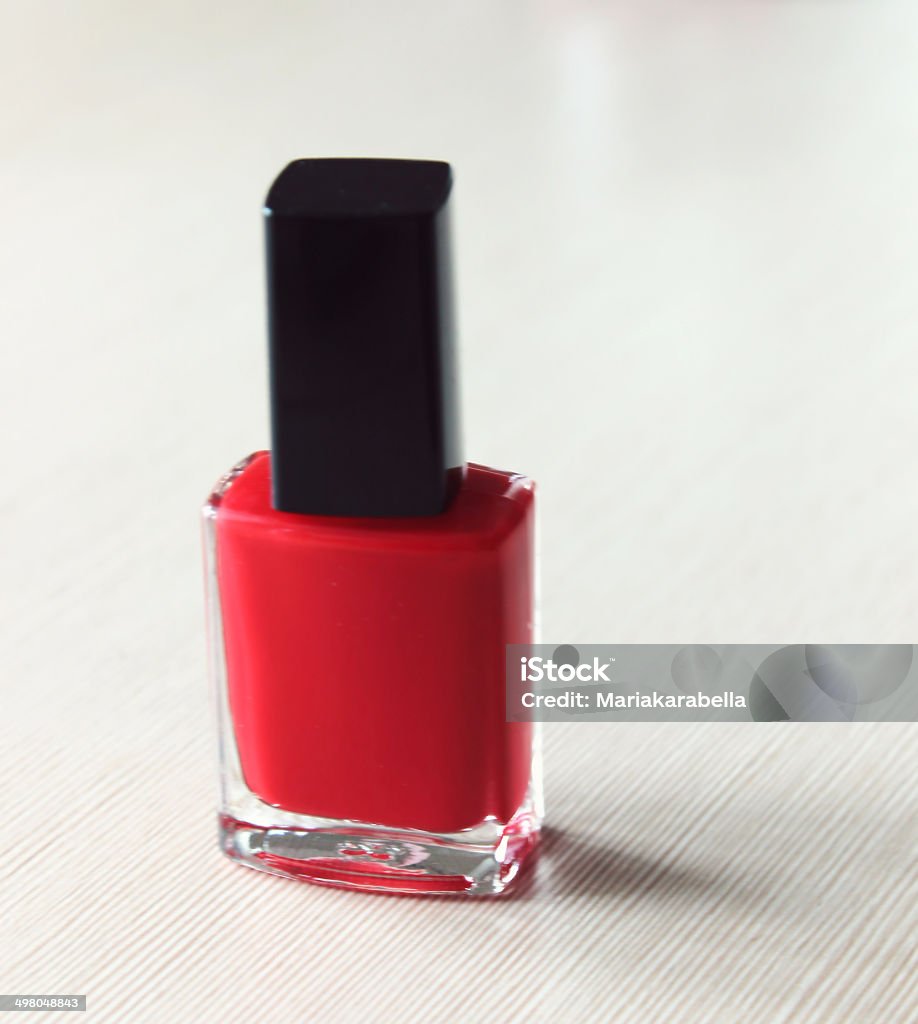 Bouteille de vernis à ongles rouge gros plan - Photo de Accessoire libre de droits