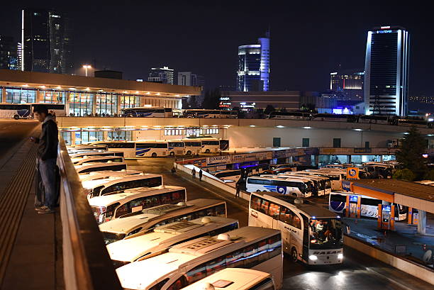 ankara la estación de autobuses vista nocturna - estación de autobús fotografías e imágenes de stock