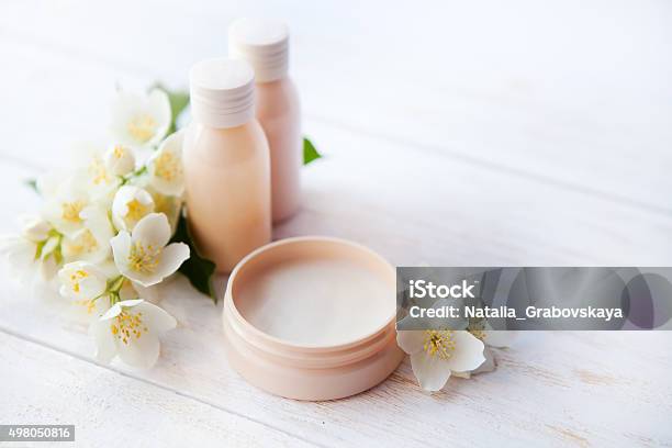 Photo libre de droit de Cadre De Spa Avec Crème De Beauté Et Blanc Fleur De Jasmin banque d'images et plus d'images libres de droit de Marchandise