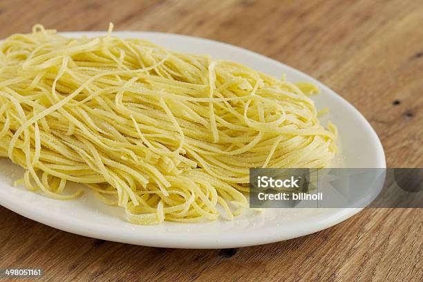 Uncooked Fresche Linguine Su Bianco Piatto - Fotografie stock e altre immagini di Alimentazione sana - Alimentazione sana, Bianco, Carboidrato - Cibo
