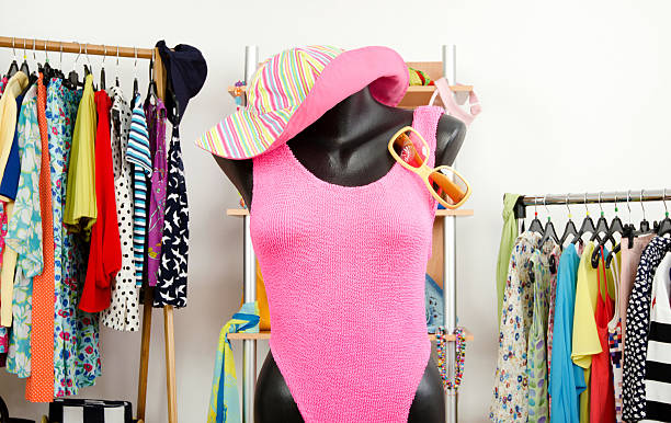 kleiderschrank mit sommerkleidung und ein beach-outfit auf schaufensterpuppe. - badeanzug stock-fotos und bilder
