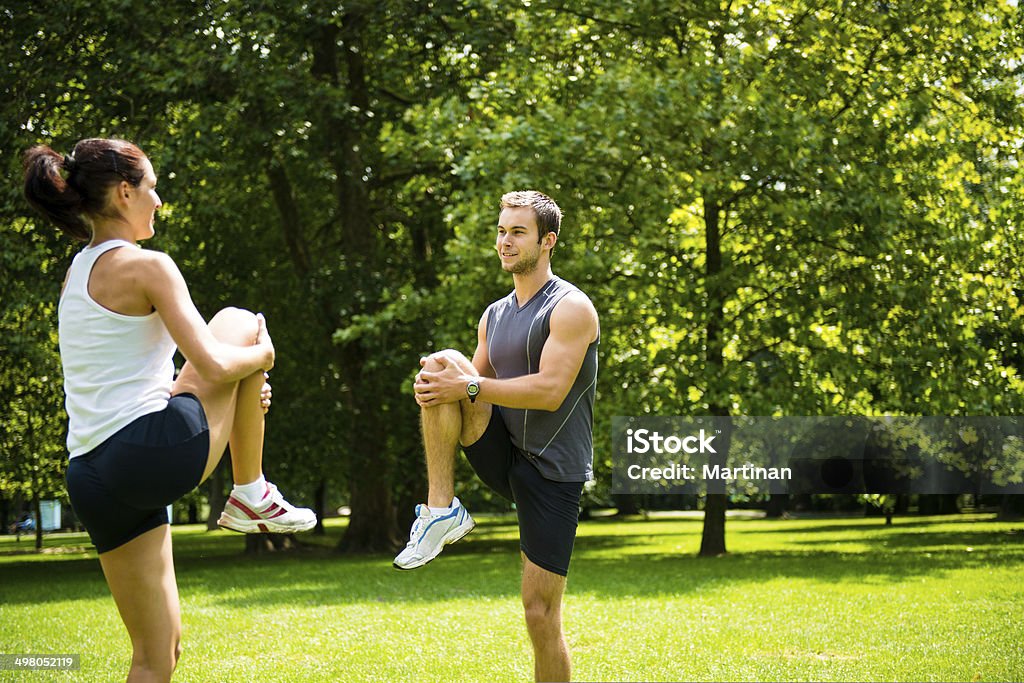 Aquecimento-casal s'exercitar antes de correr - Foto de stock de Adulto royalty-free