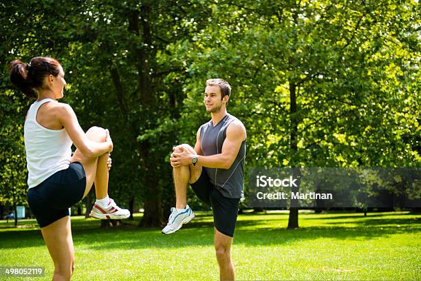 Foto de Aquecimentocasal Sexercitar Antes De Correr e mais fotos de stock de Adulto - Adulto, Atividade, Beleza