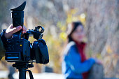 junge-frau-mit-einer-video-kamera.jpg?b=1&s=170x170&k=20&c=sSaGmwYlFhLgViO-q2QTfkJHp0gmCT3IeaFjBpTAZPg=
