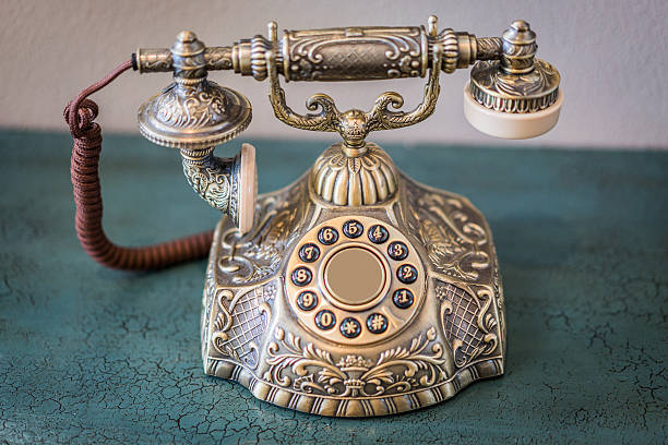 antigua de estilo victoriano teléfono sentado en la mesa giratoria - side table table antique classic fotografías e imágenes de stock