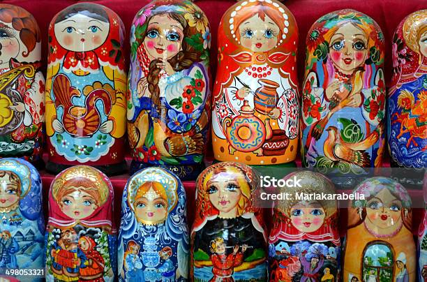 Яркие Деревянные Matryoshkas Сollection — стоковые фотографии и другие картинки Взрослый - Взрослый, Горизонтальный, Дерево - материал