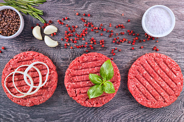 burger-pastetchen - veal raw meat pink stock-fotos und bilder