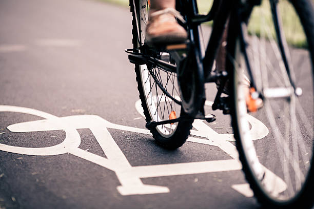 街の自転車に乗ってのサイクリングロード - cycling ストックフォトと画像