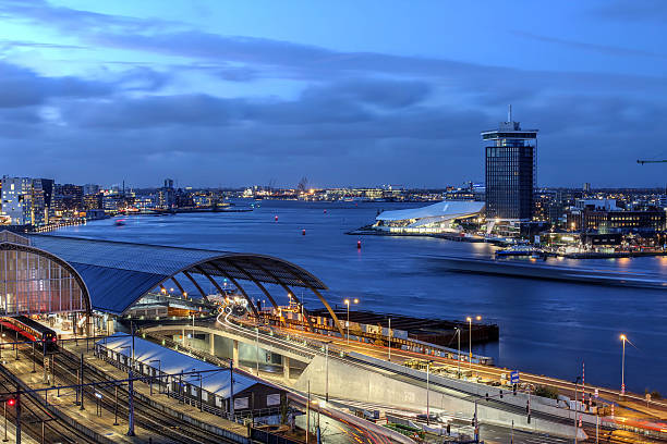 ウォーターフロントのアムステルダム,オランダ - amsterdam netherlands city skyline ストックフォトと画像