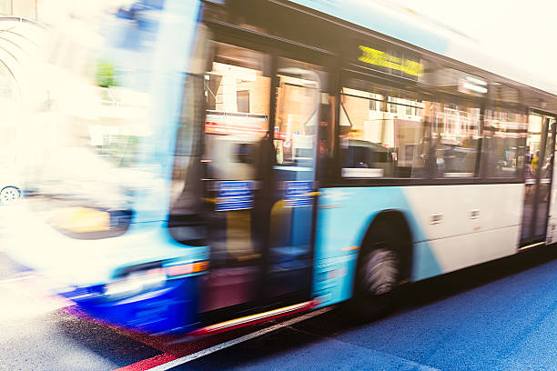 ônibus em movimento na rua - bus public transportation sydney australia australia - fotografias e filmes do acervo