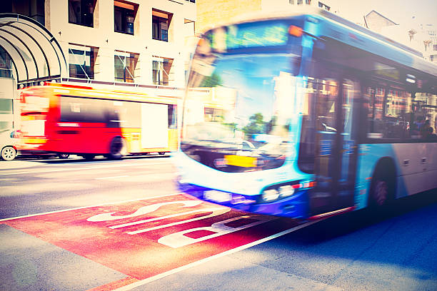 ônibus em movimento na rua - bus public transportation sydney australia australia - fotografias e filmes do acervo