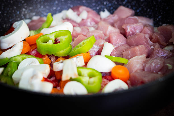 légumes frais et de la viande dans le wok - beef rice orange stir fried photos et images de collection