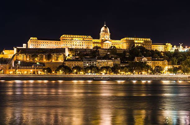 zamek królewski w budapeszcie, dunaju, budapeszt - fort budapest medieval royal palace of buda zdjęcia i obrazy z banku zdjęć