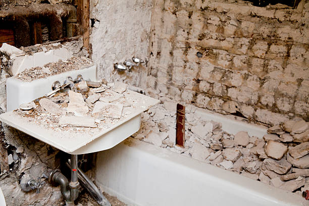 travaux de démolition et de rénovation de la salle de bains - tube messy dirty stack photos et images de collection