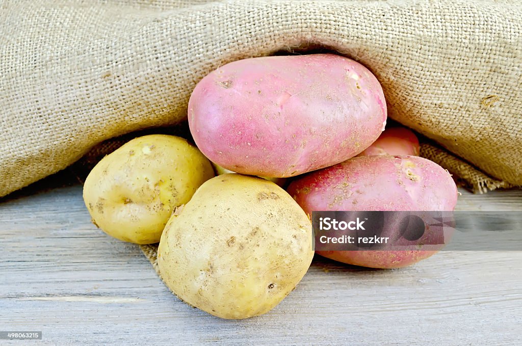 Kartoffeln Gelb und Rot mit Leinwand an Bord - Lizenzfrei Abnehmen Stock-Foto