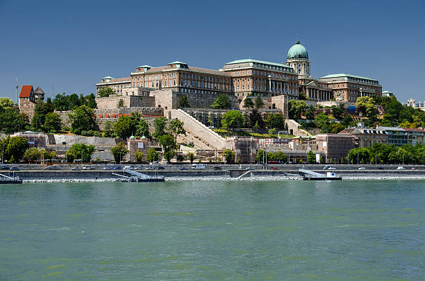 zamek królewski w budapeszcie, dunaju, budapeszt - fort budapest medieval royal palace of buda zdjęcia i obrazy z banku zdjęć