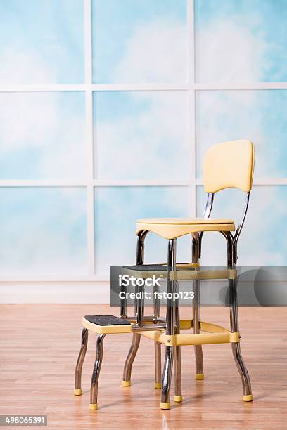 Antigua Cocina Heces Silla Ergonómica Ventanal De Fondo Foto de stock y más banco de imágenes de Anticuado