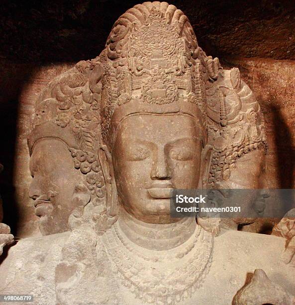 Dio Indù Vishnu Carving In Grotte Di Elephanta India - Fotografie stock e altre immagini di Caverna
