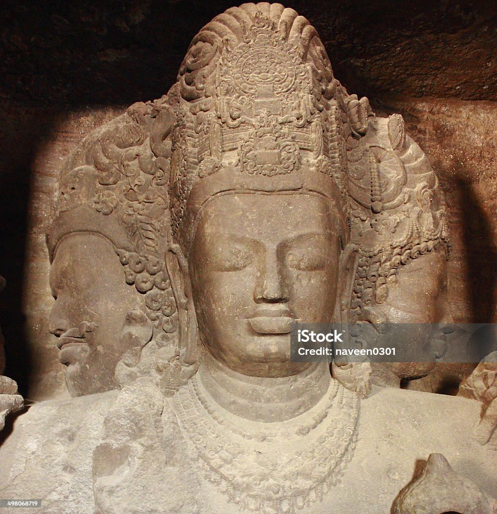 Deus Hindu Visnu escultura em cavernas de elephanta, Índia - Foto de stock de Gruta - Características da terra royalty-free