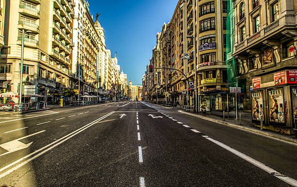 gran via de madrid, sem pessoas com anúncios - day outdoors built structure building exterior - fotografias e filmes do acervo