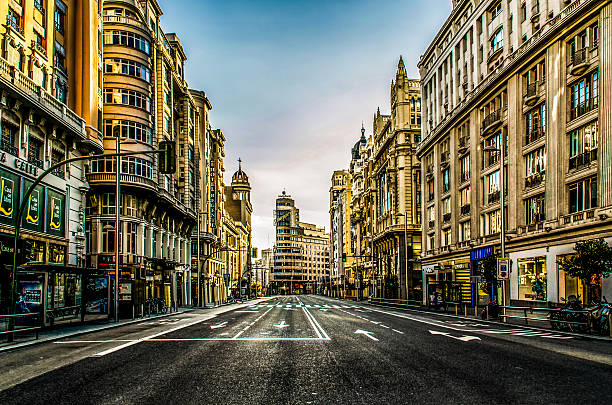 gran via de madrid, con logotipos vacia vazio cidade - day outdoors built structure building exterior - fotografias e filmes do acervo