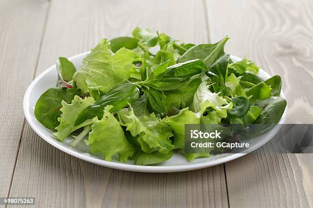 Mischen Salat In Weißen Schüssel Stockfoto und mehr Bilder von Antioxidationsmittel - Antioxidationsmittel, Basilikum, Blatt - Pflanzenbestandteile