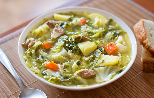 sopa de col - cooking domestic kitchen vegetable soup fotografías e imágenes de stock