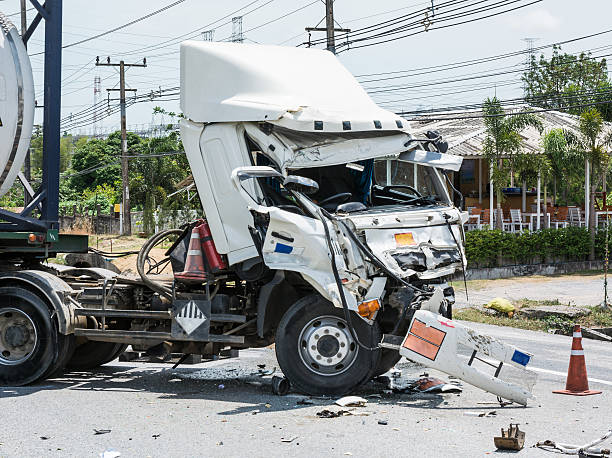 camion con serbatoio chimico incidente - furgone pickup foto e immagini stock