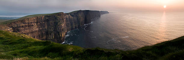 절벽 오브 모허 at 해질녘까지-아일랜드 - cliffs of moher republic of ireland panoramic cliff 뉴스 사진 이미지