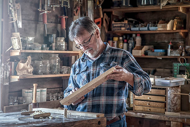 artigiano per la lavorazione del legno - mahone bay foto e immagini stock