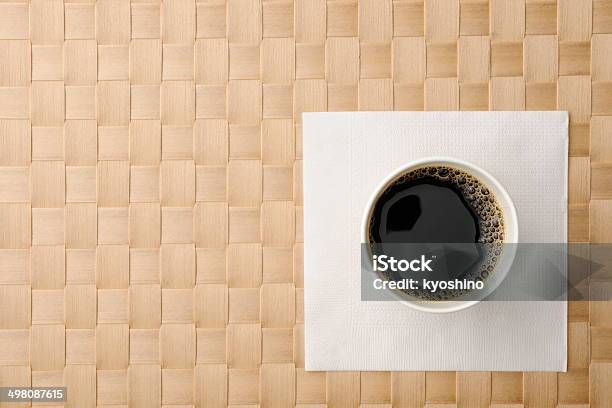 ブラックコーヒーのカップナプキンディスポーザブルマットに最適 - 使い捨てコップのストックフォトや画像を多数ご用意 - 使い捨てコップ, 白色, コーヒーカップ