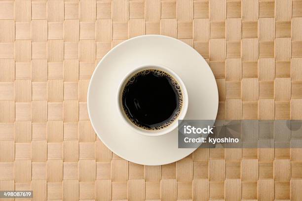 Fotografía Tomada Desde Arriba De Una Taza De Café En Alfombra Foto de stock y más banco de imágenes de Bambú - Familia de la Hierba