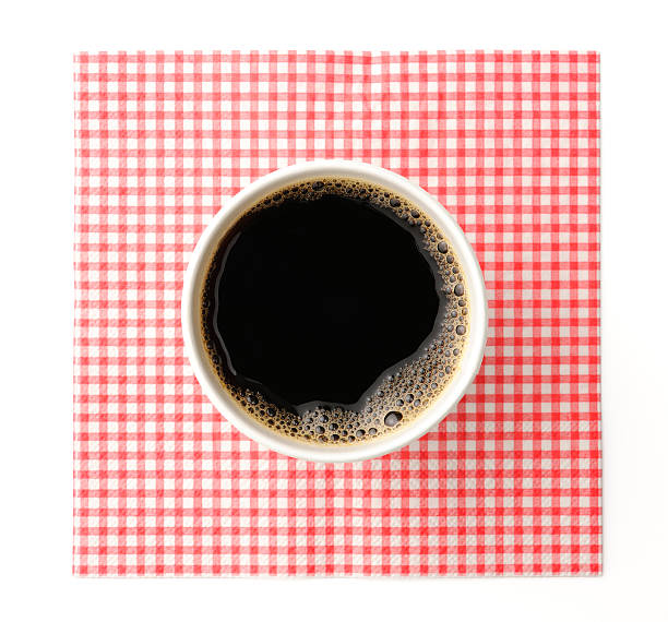 noir café dans une tasse jetable avec serviette sur fond blanc - black coffee coffee macro cafe photos et images de collection