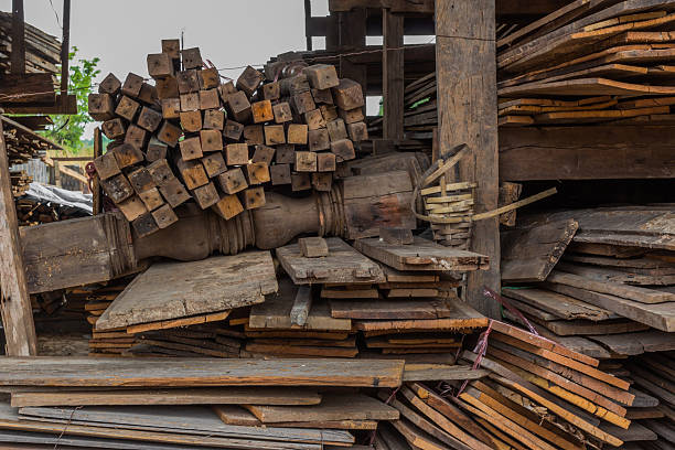 pila de tablón de madera antigua - tree removing house damaged fotografías e imágenes de stock