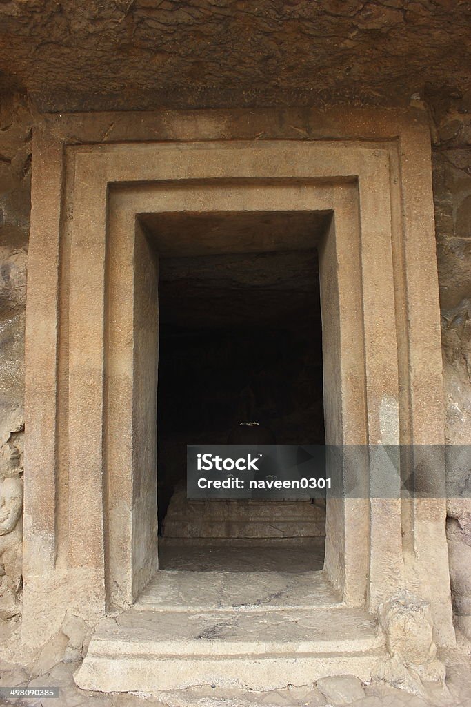 Antigua puerta de piedra tallada en cuevas Elefanta, Mumbai, India - Foto de stock de Antiguo libre de derechos