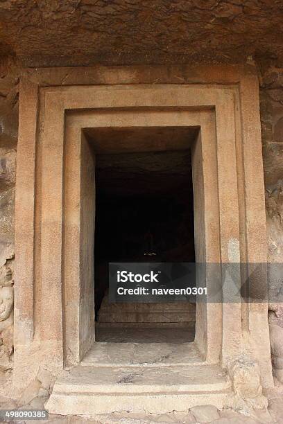 Antigua Puerta De Piedra Tallada En Cuevas Elefanta Mumbai India Foto de stock y más banco de imágenes de Antiguo