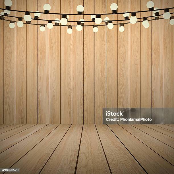 Glitzernde Lichter Stockfoto und mehr Bilder von Lichterkette - Lichtquelle - Lichterkette - Lichtquelle, Dreidimensional, Holz