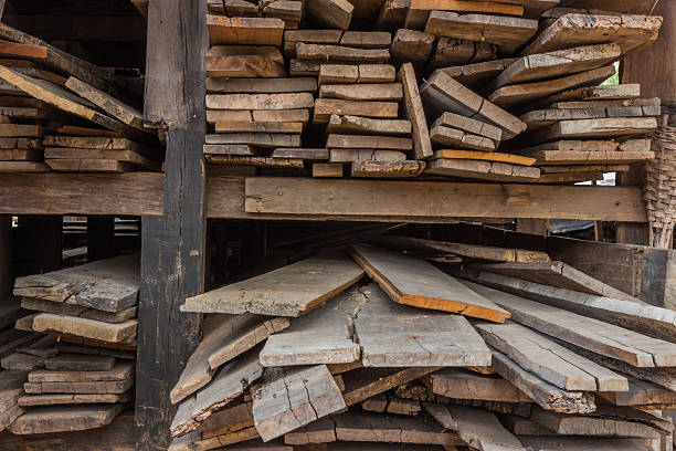 pila di asse di legno vecchio - tree removing house damaged foto e immagini stock