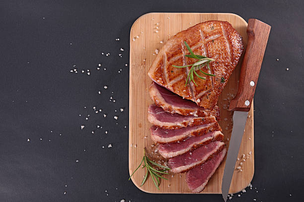 утиная грудка гриль - duck breast стоковые фото и изображения