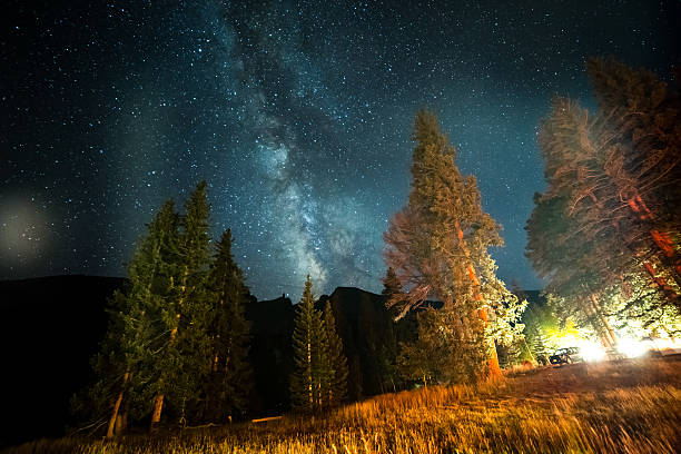 milchstraße galaxy über campingplatz - großes becken stock-fotos und bilder