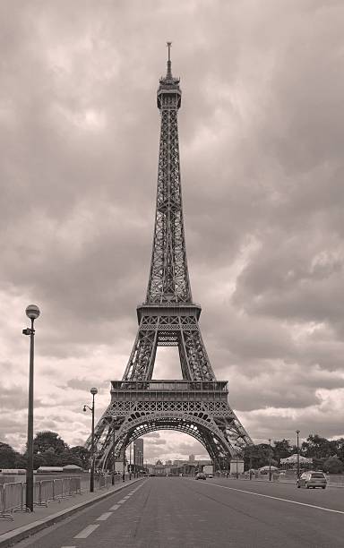 eiffelturm in paris, frankreich - eiffel tower black and white paris france construction stock-fotos und bilder