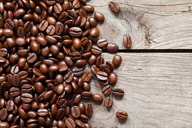granos de café primer plano - caffeine selective focus indoors studio shot fotografías e imágenes de stock
