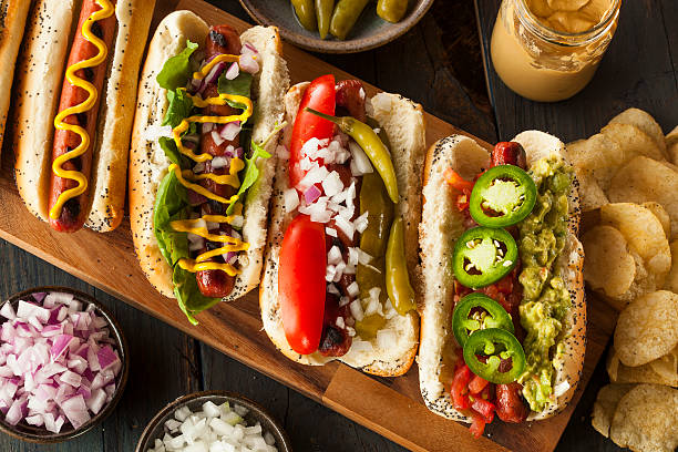 gourmet hots de carne de res asada todos los perros - perrito caliente fotografías e imágenes de stock