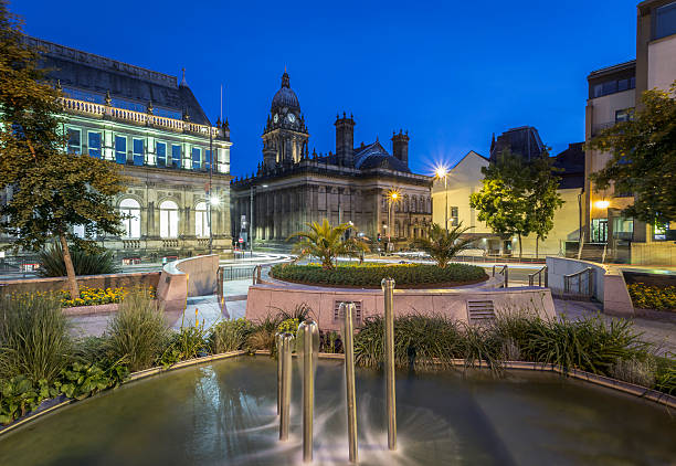 리즈 타운 홀 야간에만 - leeds england town hall leeds town hall uk 뉴스 사진 이미지