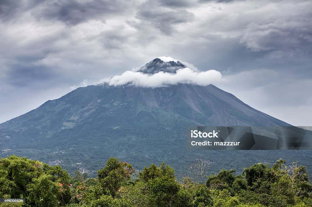 Vulcano Monte Merapi Java Indonesia - Fotografie stock e altre immagini ...