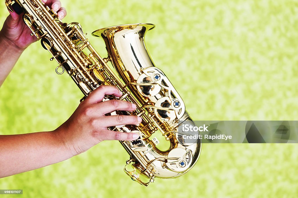 Sassofonista suona il blues su verde - Foto stock royalty-free di Attrezzatura musicale