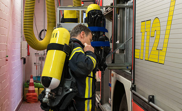 bombero en acción con tanque de oxígeno - action fire department car men fotografías e imágenes de stock