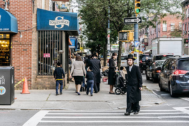 żydowska hassidic człowiek przechodzi ulicy. - senior adult new york state new york city active seniors zdjęcia i obrazy z banku zdjęć