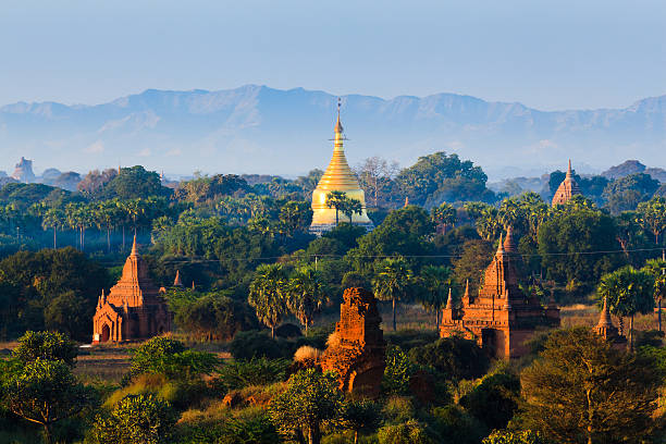 на дужках паган на рассвете, mandalay, myanmar - shwezigon paya стоковые фото и изображения