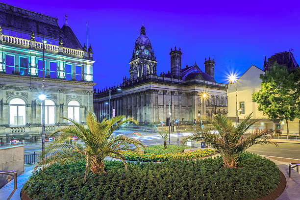 leeds town hall à noite - leeds england leeds town hall yorkshire uk - fotografias e filmes do acervo